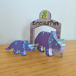 ウォルドルフ木製トリケラトプスおもちゃセット | 公園の門付き大小のトリケラトプス | モンテッソーリ木製恐竜フィギュア