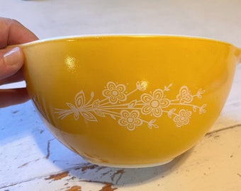 Vintage Pyrex Gold Butterfly Cinderella Bowl, 441