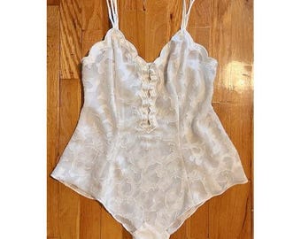 Body de novia blanco con etiqueta dorada de Victoria's Secret, talla M.