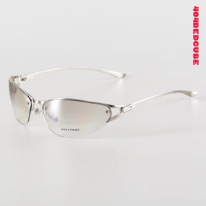Könnte beinhalten: Silberfarbene Sonnenbrille mit umlaufendem Design. Die Gläser haben eine Farbverlaufs-Tönung, die von einem dunkleren Farbton oben zu einem helleren Farbton unten übergeht. Der Text "404STORE" ist auf der Unterseite des Glases aufgedruckt.
