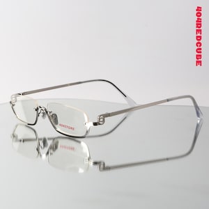 Vintage silverfärgade halvbågade glasögon - minimalistiska smala rektangulära optiska bågar - retro Y2K-kontorsirenstil