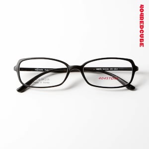 Gafas rectangulares ultraligeras con montura fina vintage de estilo académico y lentes transparentes.