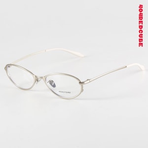 Peut inclure: Lunettes à monture argentée avec verres ovales et embouts de branches blancs. Les lunettes ont un design délicat et minimaliste. Le texte "404STORE" est imprimé sur la lentille. Le texte "404REDCUBE" est imprimé en rouge sur le côté droit.