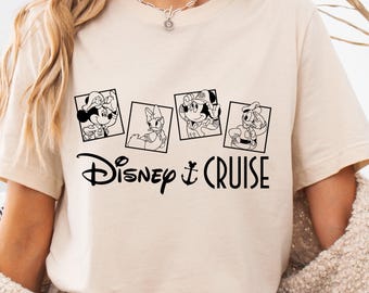 Może przedstawiać: Biała koszulka z czarnym nadrukiem przedstawiającym czterech bohaterów Disneya w ramkach. Bohaterami są Myszka Miki, Minnie Mouse, Donald Duck i Goofy. Pod ramkami znajduje się napis "Disney Cruise".