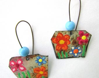 Vintage Blechblumen-Gartenohrringe: Upcycled Metal, Messing-Draht
