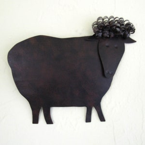 Arte de oveja, caprichoso arte popular de metal vintage, estaca de jardín o arte de pared, decoración de jardín de metal, arte de patio, animales, arte de pared de cordero, 6 x 8, listo para enviar