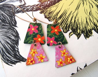 Pendientes florales de hojalata reciclada en flor rosa verde amarillo