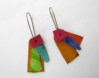 Pendientes extravagantes desiguales: alambres de latón ligeros para las orejas