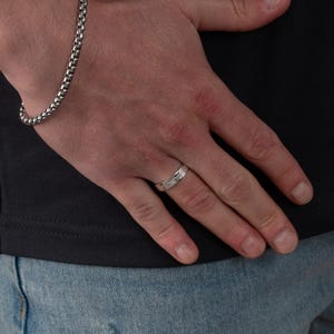 Gepersonaliseerde Hebreeuwse gravurering: sterlingzilveren joodse band, aangepaste naam