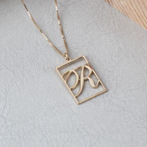 Collar con una tarjeta con inicial • Colgante con letra personalizada en tarjeta de regalo • Joyería minimalista para ella • Regalo personalizado para mujer • Collar delicado
