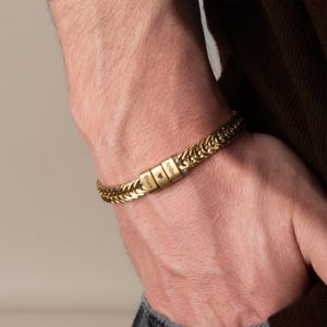 Pulsera de acero inoxidable dorado grabada para papá • Pulsera personalizada con nombre o palabra • Regalo personalizado de los niños • Joyería para el Día del Padre
