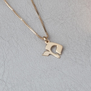 Hebrew Initial Necklace • Custom Hebrew Letter Pendant • Personalized Jewish Jewelry • Minimalist Judaica Gift • Name Necklace
