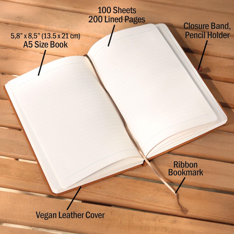 Puede incluir: Un cuaderno de tama&ntilde;o A5 de cuero vegano marr&oacute;n con 100 hojas de papel rayado. El cuaderno tiene un marcap&aacute;ginas de cinta y una banda de cierre con un porta l&aacute;pices.