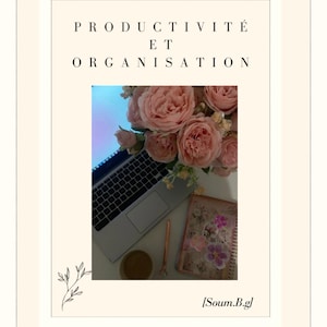 Peut inclure: Un ordinateur portable, un carnet, une tasse de café et un bouquet de roses roses sur une surface blanche. Le texte "PRODUCTIVITÉ ET ORGANISATION" est en haut de l'image.