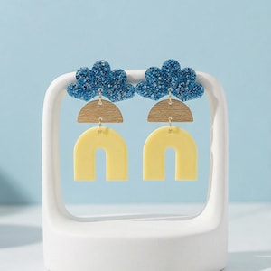 Peut inclure: Une tasse en céramique blanche avec une anse noire et le texte "But First, Coffee" dans un style manuscrit. La tasse est posée sur une surface blanche. La tasse mesure environ 10 cm de haut.