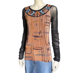 Incredibile Save the Queen Vintage Nero Stampa Grafica Egiziana Maglia Lunga Manica Increspata Archivio Statement 2000&39s