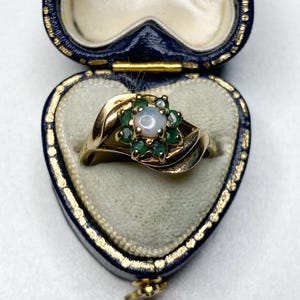 Wunderschöner Vintage 9ct Gold 1970er Opal Solitär und grüne Smaragd Blume Cluster Ring datiert 1978 Größe UK N US 7