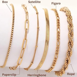 Può includere: Sei braccialetti a catena d'oro con diversi stili di maglie, tra cui scatola, graffetta, satellite, spina di pesce, figaro e corda.