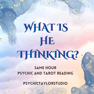 以下が含まれることがあります： 金色のキラキラと光る抽象的なカラフルな背景。"WHAT IS HE THINKING?"というテキストが青と赤の文字で書かれています。テキストの下には"SAME HOUR PSYCHIC AND TAROT READING"というフレーズと"PSYCHICTAYLORSTUDIO"というテキストがあります。