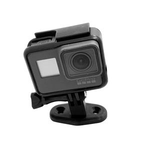 Op de afbeelding: Zwarte actiecamera met een groothoeklens en een rechthoekig scherm. De camera is gemonteerd op een zwarte basis met een draaigewricht. Het GoPro-logo is zichtbaar aan de voorkant.