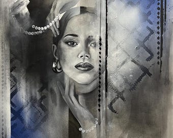 Puede incluir: Pintura en escala de grises que presenta a una mujer con joyas de perlas y pendientes de aro. Una segunda figura es parcialmente visible, con las manos cerca de la cara de la mujer. El fondo tiene patrones abstractos azules y grises.