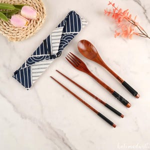 Juego de dos palillos japoneses tallados personalizados, cucharas y palillos portátiles, regalo para novios.