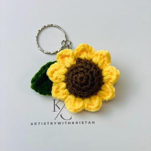 Handgemachter gehäkelter Schlüsselanhänger mit Sonnenblume und Blatt – niedliches und einzigartiges Geschenk
