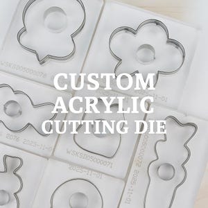 以下が含まれることがあります： 雲や鍵など、様々な形をしたカスタムアクリルカッティングダイのコレクション。画像には「CUSTOM ACRYLIC CUTTING DIE」の文字が重ねられています。クラフトに最適です。