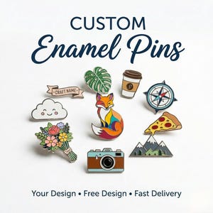 Puede incluir: Una colección de pines de esmalte personalizados con varios diseños, incluyendo un zorro, una taza de café, una brújula, una porción de pizza y una cámara. Los pines son coloridos y detallados, con el texto "CUSTOM Enamel Pins" en la parte superior.