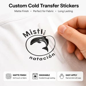 以下が含まれることがあります： 白い生地に、楕円の中にクジラの黒いグラフィックが描かれ、下に「Mistli」と「natación」の文字が印刷されています。画像には「Custom Cold Transfer Stickers」の文字と、マット仕上げ、生地への適合性、耐久性に関する詳細も含まれています。
