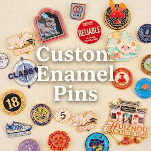 Op de afbeelding: Een verzameling van diverse op maat gemaakte emaille pins met uiteenlopende vormen, kleuren en ontwerpen, waaronder een blauw kompas, een rode badge met Reliable 18-years established, Huizhou-architectuur en een witte sneaker.