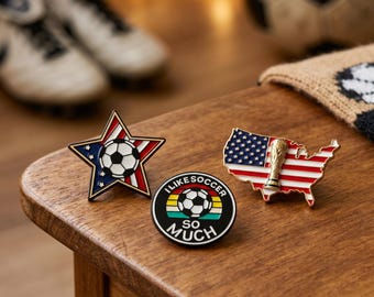 Conjunto de pines esmaltados de fútbol patriótico, insignia de solapa de fútbol rojo, blanco y azul, pin de chaqueta con balón de fútbol, regalo para aficionados al deporte para bolsos, sombreros y mochilas.