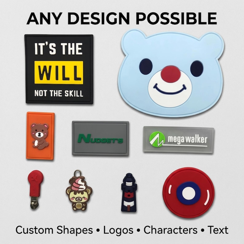 Puede incluir: Una colecci&oacute;n de parches de goma y tiradores de cremallera personalizados con varios dise&ntilde;os, incluyendo un cuadrado negro con el texto IT'S THE WILL NOT THE SKILL, una cara de oso azul claro, logotipos de NUDGETS y mega walker, e iconos.