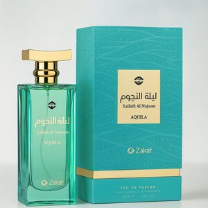 Könnte beinhalten: Ein türkisfarbenes Parfümflaschen- und -box-Set. Die Flasche hat einen goldenen Verschluss und ist mit "Lailah Al Nujoom" und "AQUILA" beschriftet. Die Box ist türkis mit goldenen Akzenten und demselben Text. Der Markenname "Zakat" ist ebenfalls sichtbar.