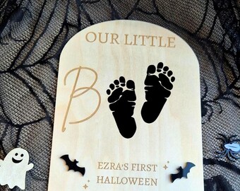 Personalised Halloween Footprint Sign: Engraved 'BOO' Keepsake. First Halloween plaque.