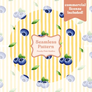 Op de afbeelding: Naadloos aquarelpatroon met bosbessen en groene bladeren op een geel en wit gestreepte achtergrond. Het ontwerp bevat een label met de tekst "Seamless Pattern" en "Peachy Pink Studios".