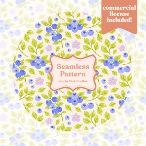 Op de afbeelding: Een naadloos patroonontwerp met bosbessen, groene bladeren en kleine paarse bloemen op een crèmekleurige achtergrond. Het ontwerp bevat de tekst "Seamless Pattern" en "Peachy Pink Studios" in een decoratief kader. Een banner zegt "commercial license included!"