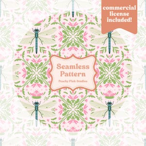 Op de afbeelding: Een naadloos patroonontwerp met libellen, bloemen en bladeren in roze, groen en wit. Het ontwerp bevat de tekst "Seamless Pattern" en "Peachy Pink Studios". Een commerciële licentie is inbegrepen.