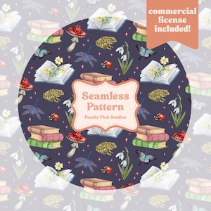 Puede incluir: Patrón sin costuras con libros, setas, mariposas, libélulas, ranas, mariquitas y flores sobre un fondo azul oscuro. El texto "Seamless Pattern" y "Peachy Pink Studios" se muestra en un marco decorativo. También se ve el texto "commercial license included!".