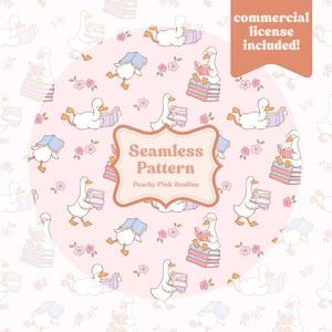 Op de afbeelding: Een naadloos patroon met witte ganzen met oranje snavels en poten, die boeken lezen of stapels boeken dragen, afgewisseld met kleine roze bloemen op een lichtroze achtergrond. Tekst: Seamless Pattern, Peachy Pink Studios, commercial license included.