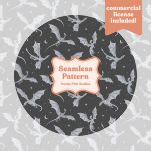 Op de afbeelding: Een naadloos patroon met grijze draken op een donkergrijze achtergrond, met sterren en manen. Het ontwerp is ingesloten in een cirkelvorm met een decoratief label met de tekst "Seamless Pattern" en "Peachy Pink Studios". Een commerciële licentie is inbegrepen.
