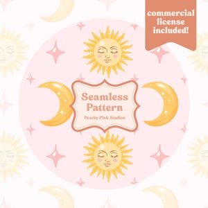 Op de afbeelding: Een naadloos patroon met gele zonnen met gesloten ogen en maansikkels op een lichtroze achtergrond met roze sterren. Een centraal label toont de tekst Seamless Pattern Peachy Pink Studios en een label vermeldt commercial license included.