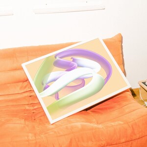 Könnte beinhalten: Ein gerahmter abstrakter Kunstdruck mit weißem Hintergrund und drei sich überlappenden, bunten, organischen Formen in Violett-, Grün- und Weißtönen.