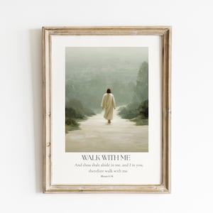 Op de afbeelding: Ingelijste kunstdruk met een serene landschap met een figuur die een pad afloopt. De print heeft een lichtgekleurde lijst en bevat de tekst "WALK WITH ME" en een bijbelvers. Het kunstwerk roept een gevoel van vrede en spiritualiteit op.
