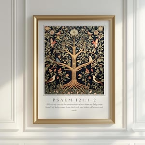 Pode incluir: Uma impressão emoldurada com fundo escuro que apresenta uma árvore estilizada com pássaros e flores. O texto "PSALM 121:1-2" está abaixo da imagem. O texto abaixo da imagem diz: "Levanto os meus olhos para as montanhas - de onde vem a minha ajuda? A minha ajuda vem do Senhor, o Criador do céu e da terra."