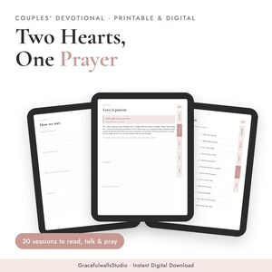 以下が含まれることがあります： Two Hearts, One Prayerというタイトルのカップル向けデジタルデボーションブック。3つのタブレット画面にテキスト、書き込み用の罫線、チェックボックスが表示されています。インターフェースには淡いピンクのアクセントとナビゲーションタブが含まれています。