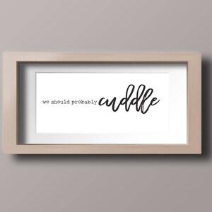 Digitale print - 'We moeten waarschijnlijk knuffelen' - 24x10, digitale download, instant download, afdrukbaar, kunst aan de muur, minimalistische print, slaapkamer