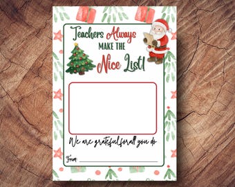 Peut inclure: Une carte de Noël avec une bordure verte et rouge. La carte présente un sapin de Noël, le Père Noël et le texte "Teachers Always Make The Nice List!" avec un espace pour un message et une ligne "De :".