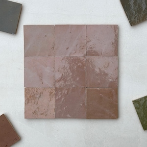 Può includere: Nove piastrelle quadrate in ceramica di colore marrone chiaro con una smaltatura sottile. Le piastrelle sono disposte in una griglia 3x3.