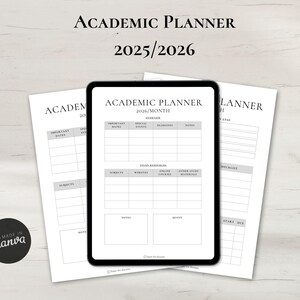 Op de afbeelding: Een academische planner voor 2025/2026, weergegeven op een tablet en twee vellen papier. De planner bevat secties voor belangrijke data, speciale evenementen, deadlines en notities. Het Canva-logo is zichtbaar.
